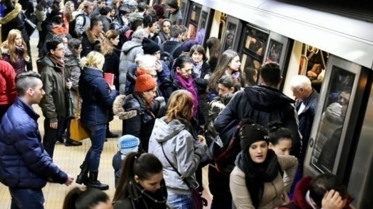 Noi probleme la metrou, pe magistrala M2. Călători blocați între stații