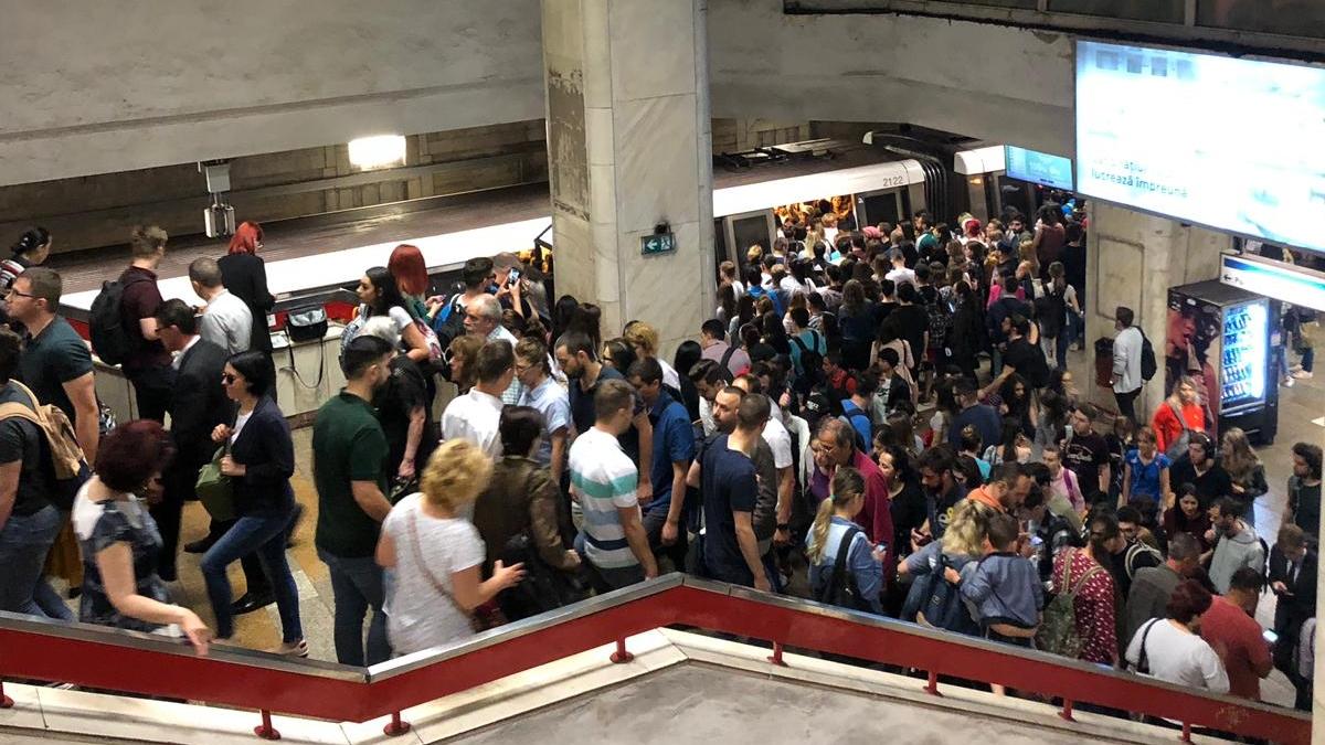 Aglomerație mare la metrou marți dimineața. Sute de oameni au rămas blocați la Piața Unirii