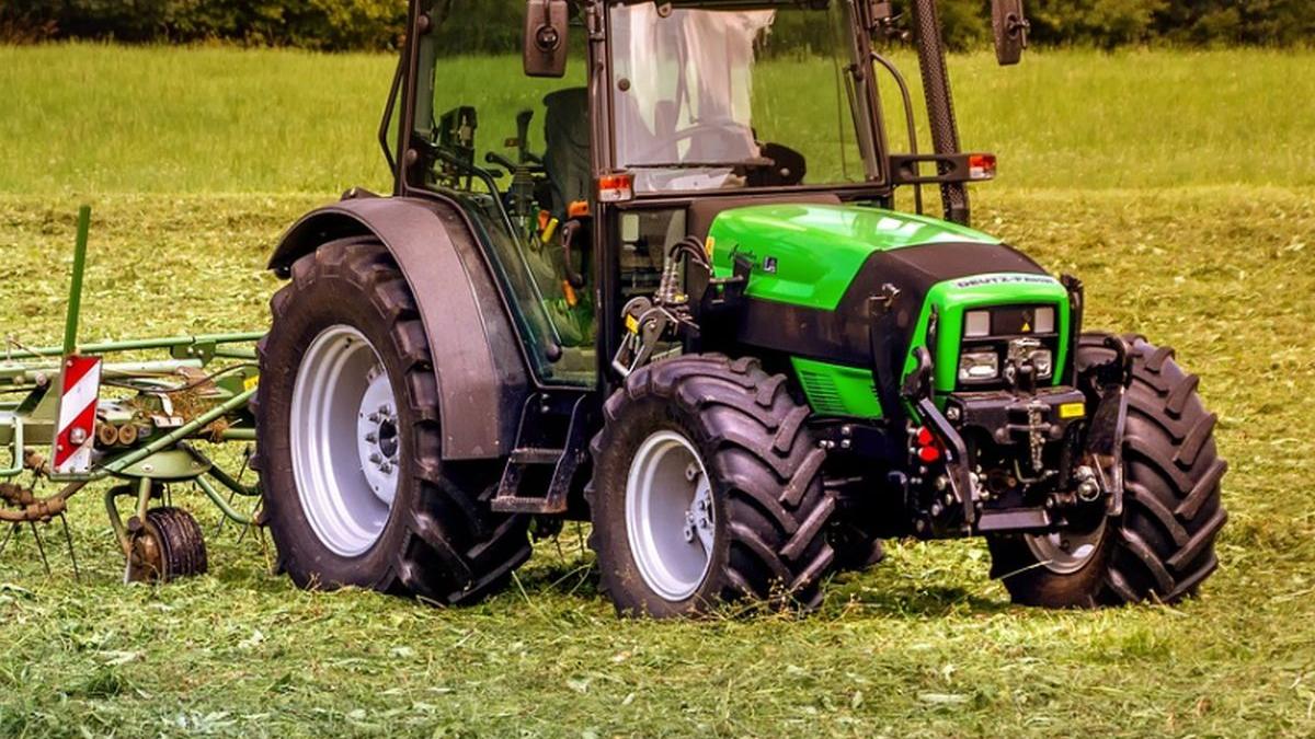 Sfârșit tragic pentru un bărbat din Iași, care adormise în iarbă. A fost strivit de un tractor care cosea