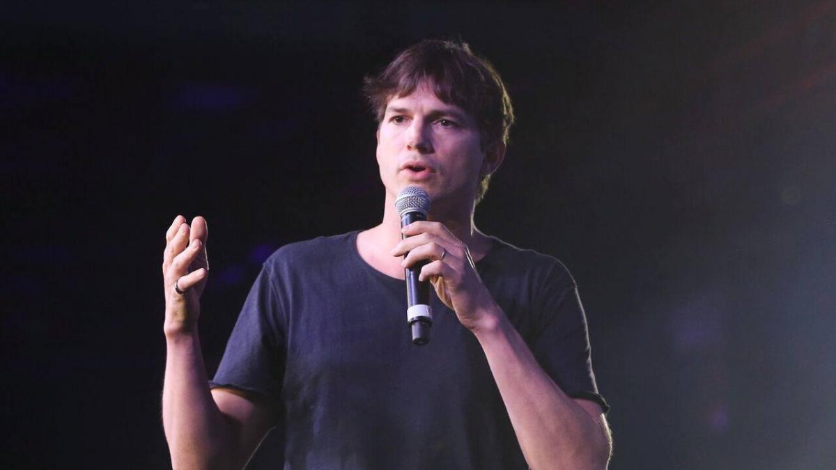 Actorul Ashton Kutcher, martor într-un dosar de crimă. Tânăra cu care a ieșit la întâlnire a fost înjunghiată de 47 de ori