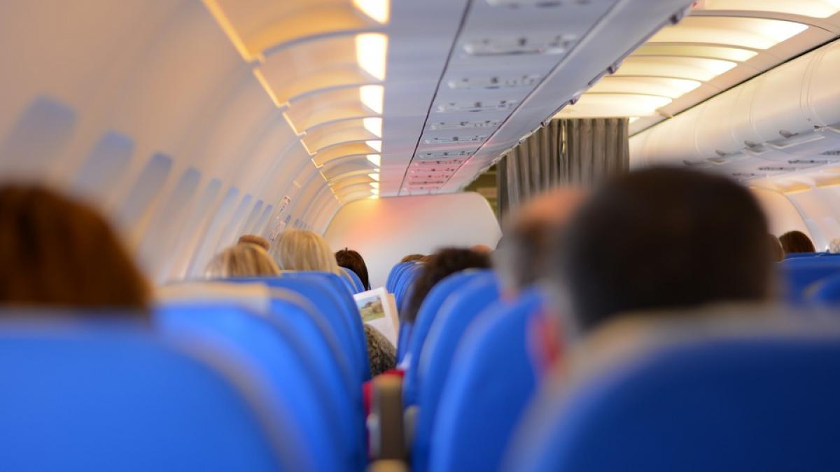 Un bărbat a murit în timpul unui zbor cu avionul. Pilotul a fost nevoit să aterizeze de urgență