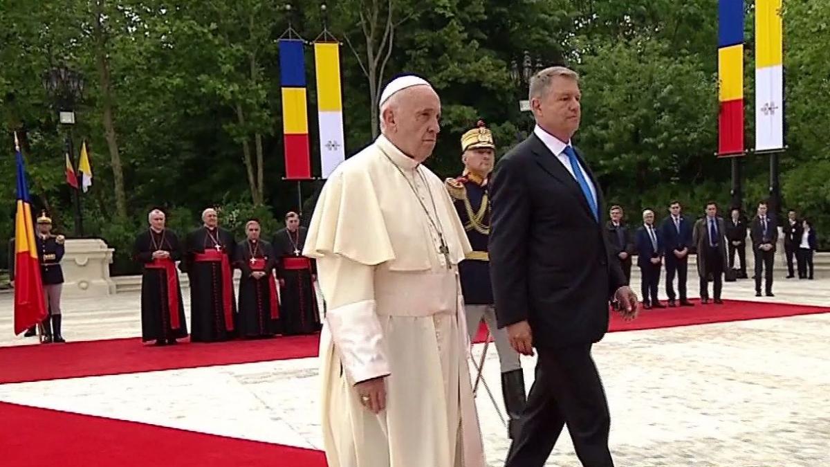 Mesajul bizar pe care Klaus Iohannis l-a transmis în timpul vizitei Papei Francisc