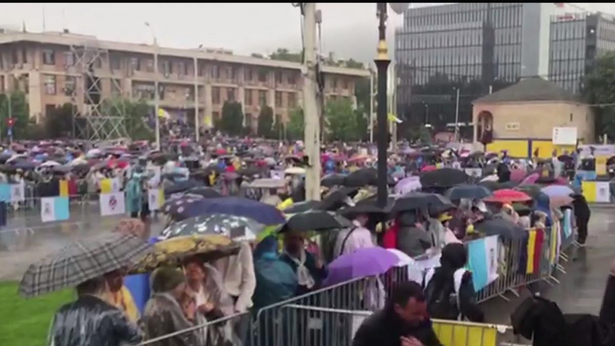 Cod portocaliu de vijelie în zona vizitată de Papa Francisc. Zeci de credincioși înfruntă ploaia cu grindină, în așteptarea Suveranului Pontif - VIDEO