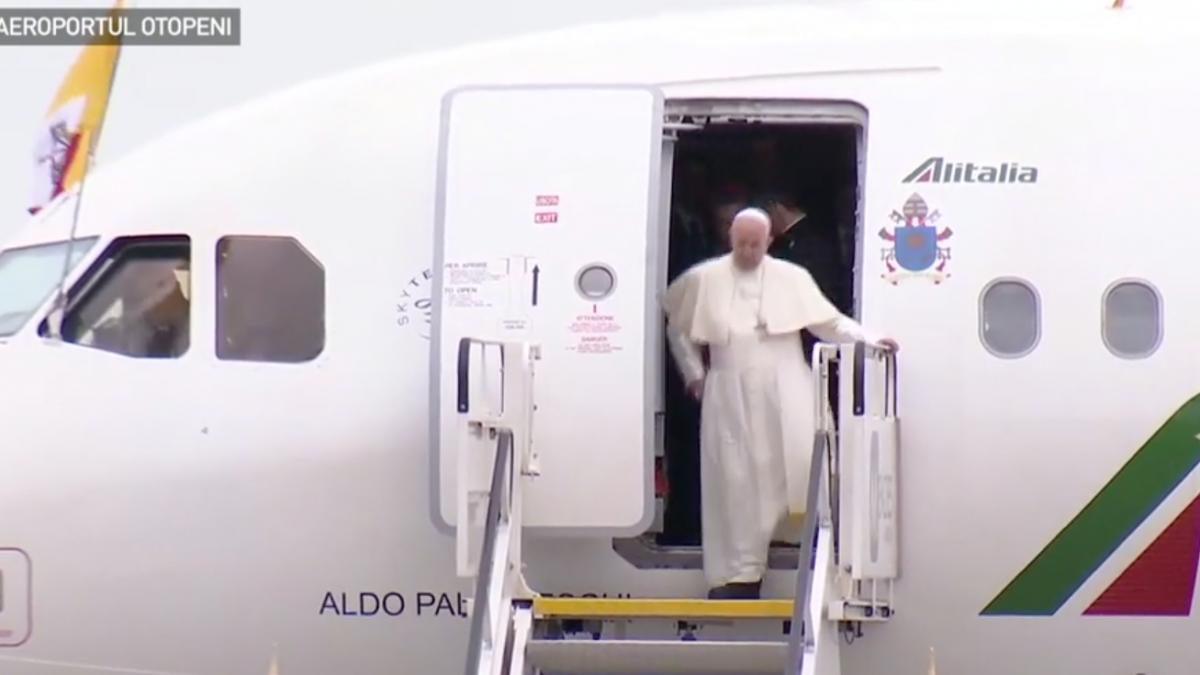 Papa Francisc în România. Cum a fost primit Suveranul Pontif pe aeroportul din Târgu Mureș