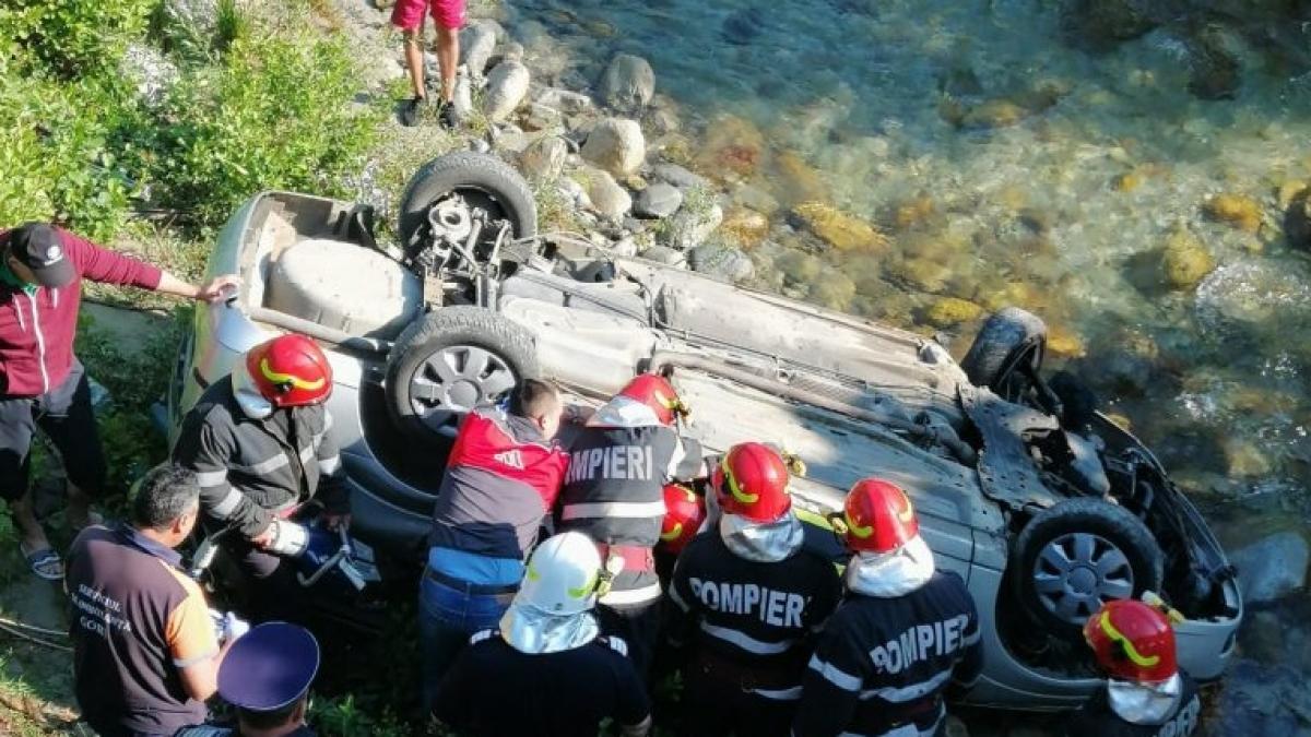 Accident teribil în Gorj. Trei bărbarți au murit, după ce mașina în care se aflau a căzut de pe pod în râul Gilort - VIDEO și FOTO