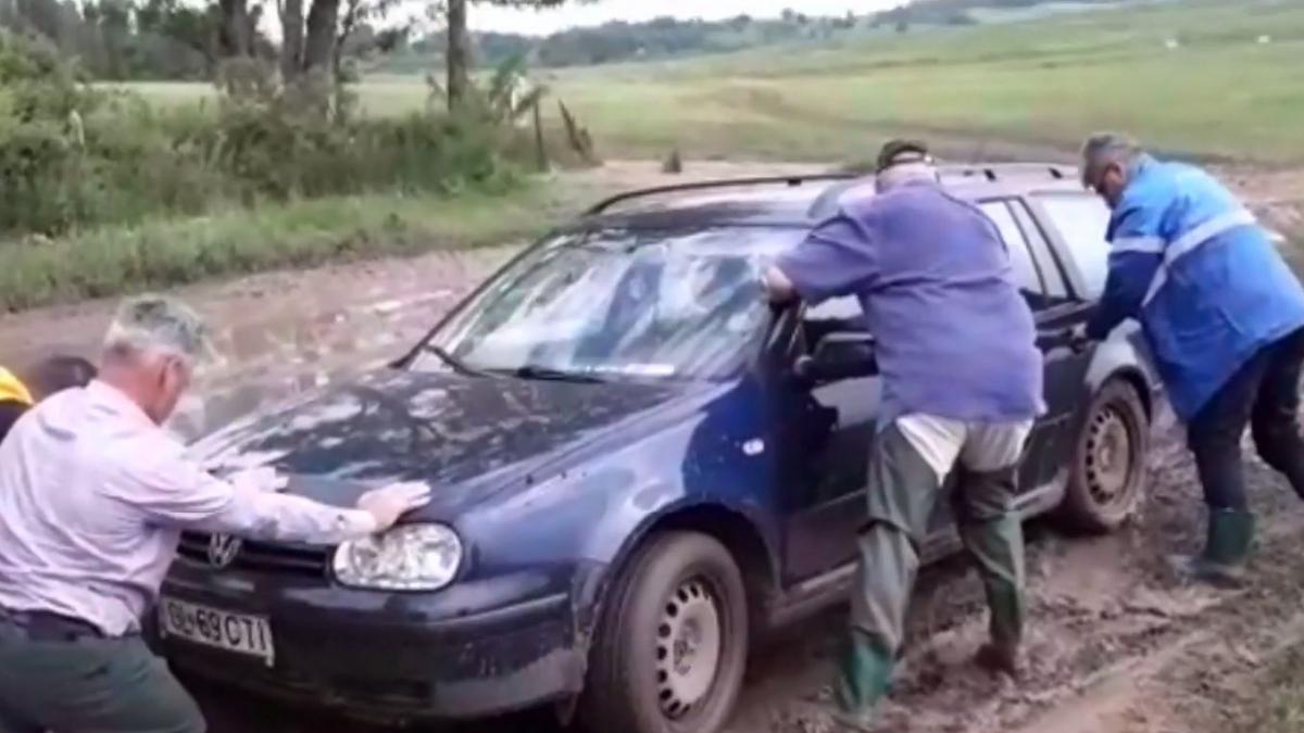 Imagini inedite cu ministrului Apelor şi Mediului în Galaţi. Ioan Deneș a încercat să scoată o mașină blocată în noroaie - VIDEO