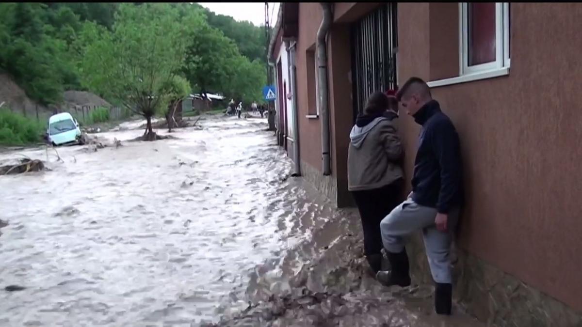 Vremea a făcut prăpăd în toată România. Acoperișuri și copaci, doborâți la pământ. Pe zona Bechet s-a atins maximul de pe Dunăre