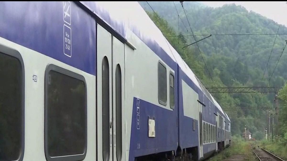 Panică pe calea ferată, în Timiș. Zeci de oameni blocați pe câmp într-un tren defect