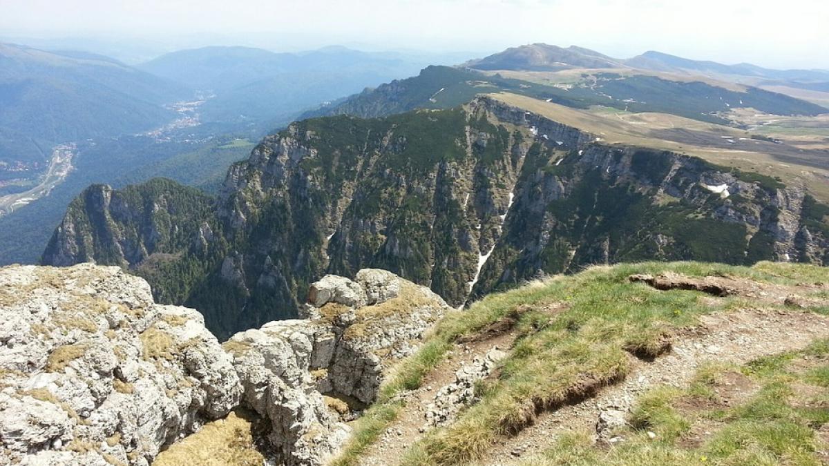 O turistă și-a pierdut viața în Munții Bucegi, iar prietena ei a rămas blocată între stânci. S-au abătut de la traseul marcat și au pătruns într-o zonă greu accesibilă