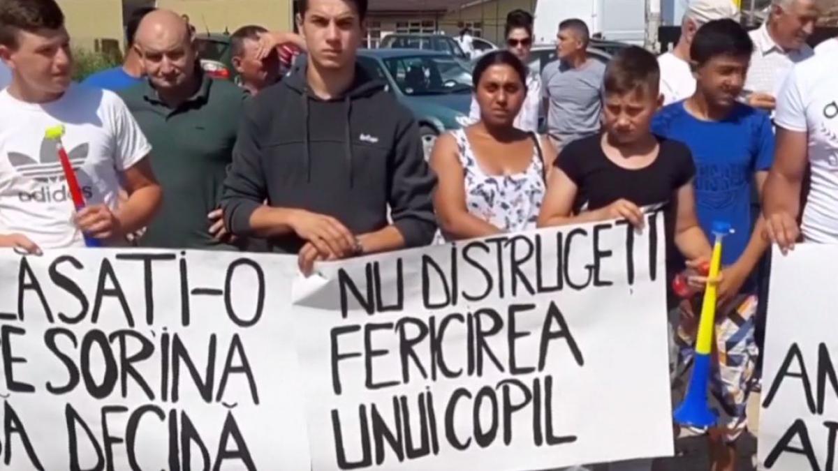 Mobilizare pentru fetița abuzată de autorități. Sute de oameni au ieșit în stradă și scandează „Uniți pentru Sorina”