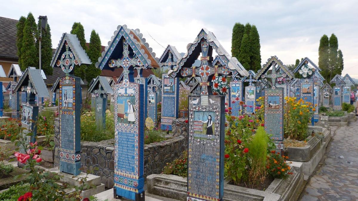 Puțini ar fi bănuit! Cât costă un loc de veci în Cimitirul Vesel de la Săpânța