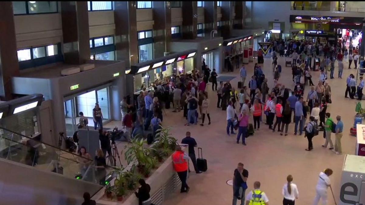 Imagini de pe aeroportul Otopeni. Scandal izbucnit din cauza bagajelor