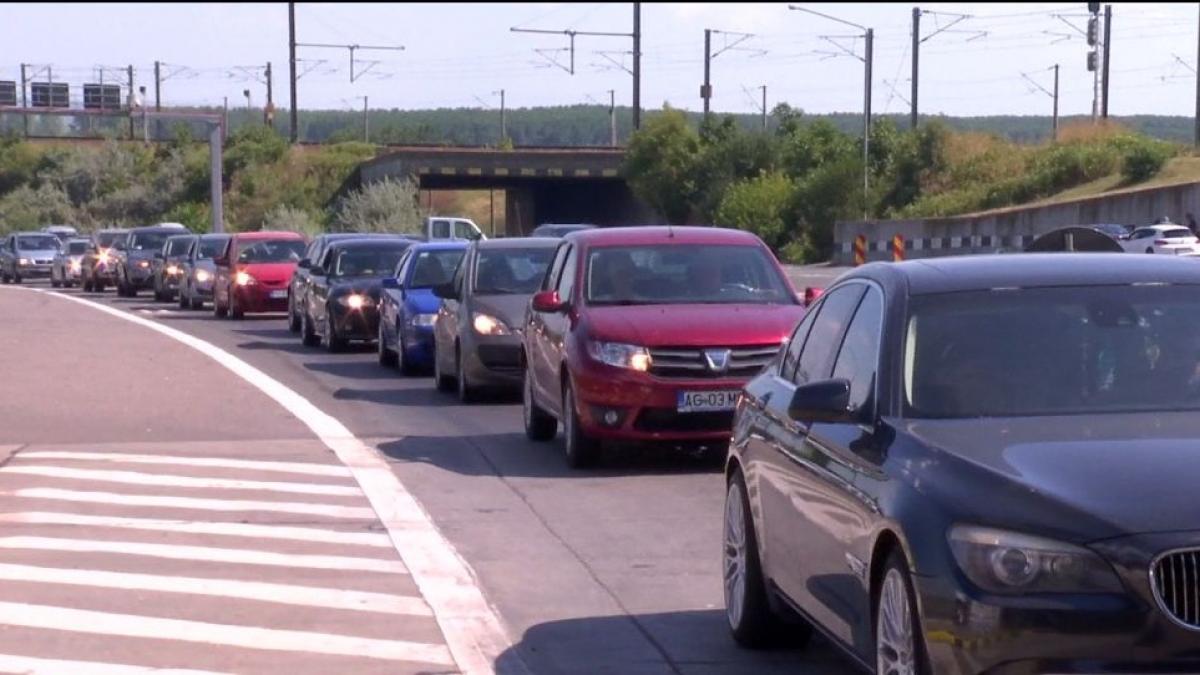 Cozi pe zeci de kilometri pe Autostrada Soarelui. Sistemul de taxare prin sms a podului de la Feteşti s-a blocat