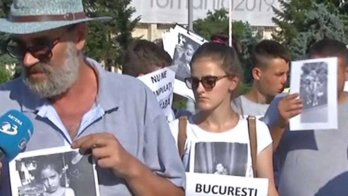 Protest pentru Sorina în fața Guvernului. Familia maternă cere să o vadă pe micuță