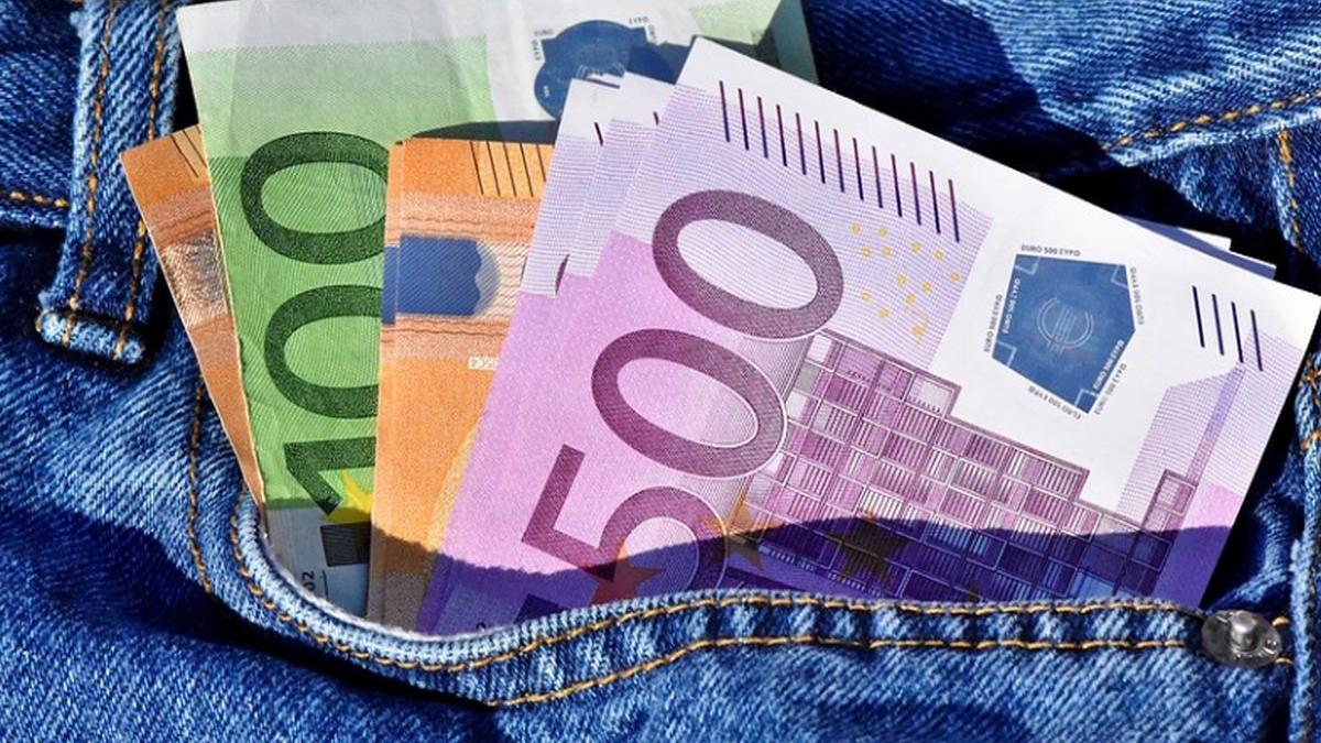 CURS VALUTAR. Euro a crescut la 4.73, dolarul a scăzut la 4,21