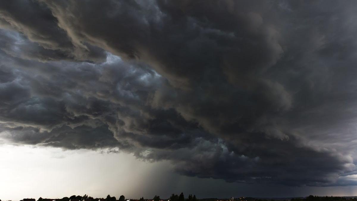 Alertă meteo. Instabilitate atmosferică până luni la ora 21.00