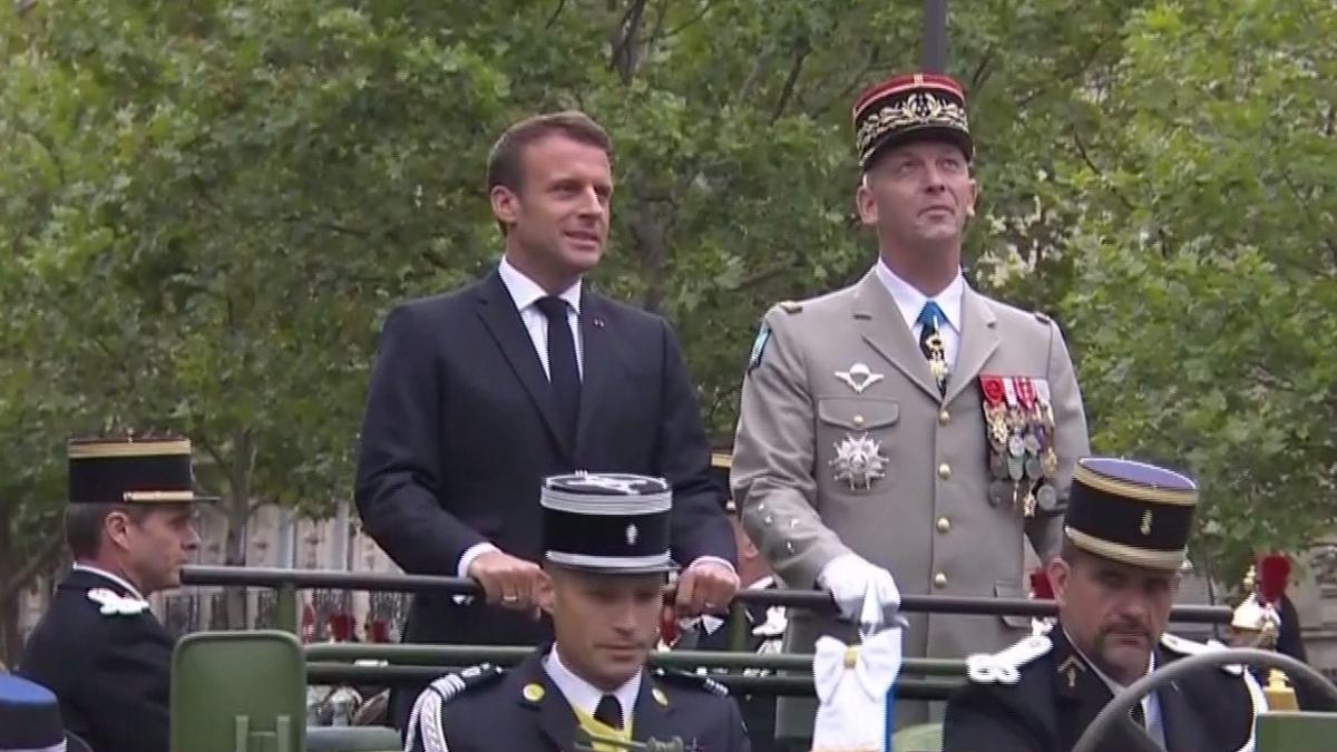 Imagini incredibile la Paris. Protest de Ziua Franței. Macron, huiduit la parada națională