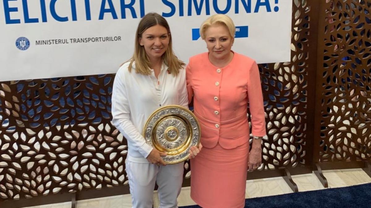 Viorica Dăncilă a venit la Aeroportul Otopeni pentru a o întâmpina pe Simona Halep. Ce i-a adus Premierul - FOTO