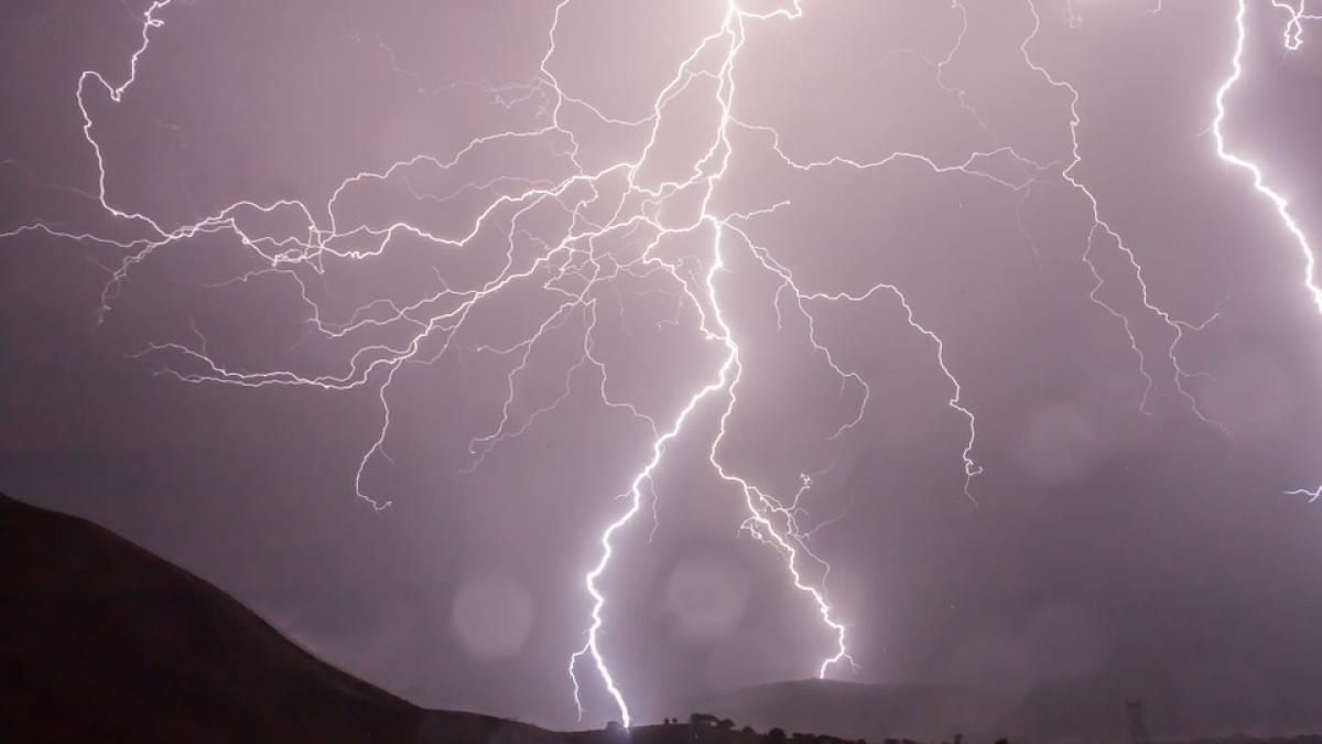 Cod galben de ploi torenţiale în judeţe din Oltenia şi Transilvania