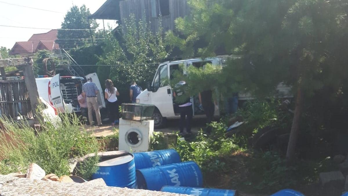 Detalii incredibile descoperite de polițiști la mecanicul auto din Caracal. Anchetatorii au ridicat de la casa bărbatului mai multe oseminte și pungi de carne găsite într-un butoi