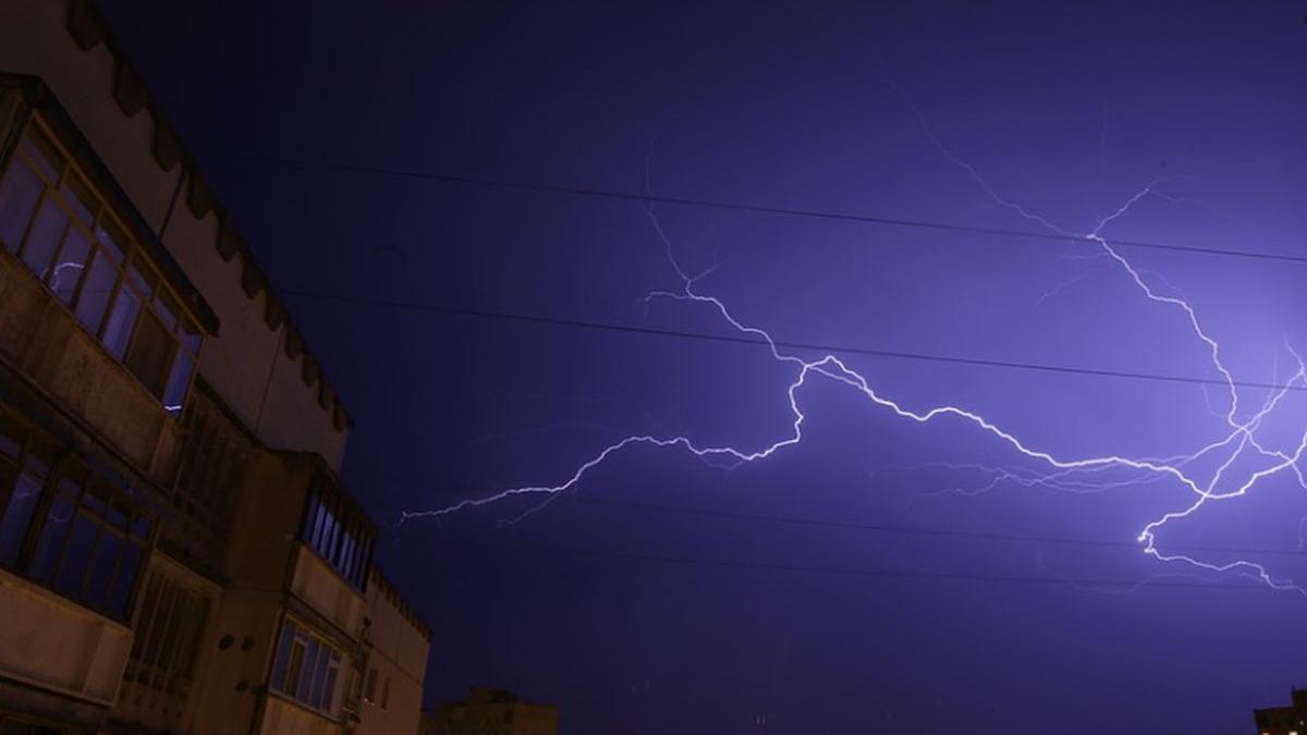 Alertă meteo! Averse şi descărcări electrice în mai multe județe ale țării