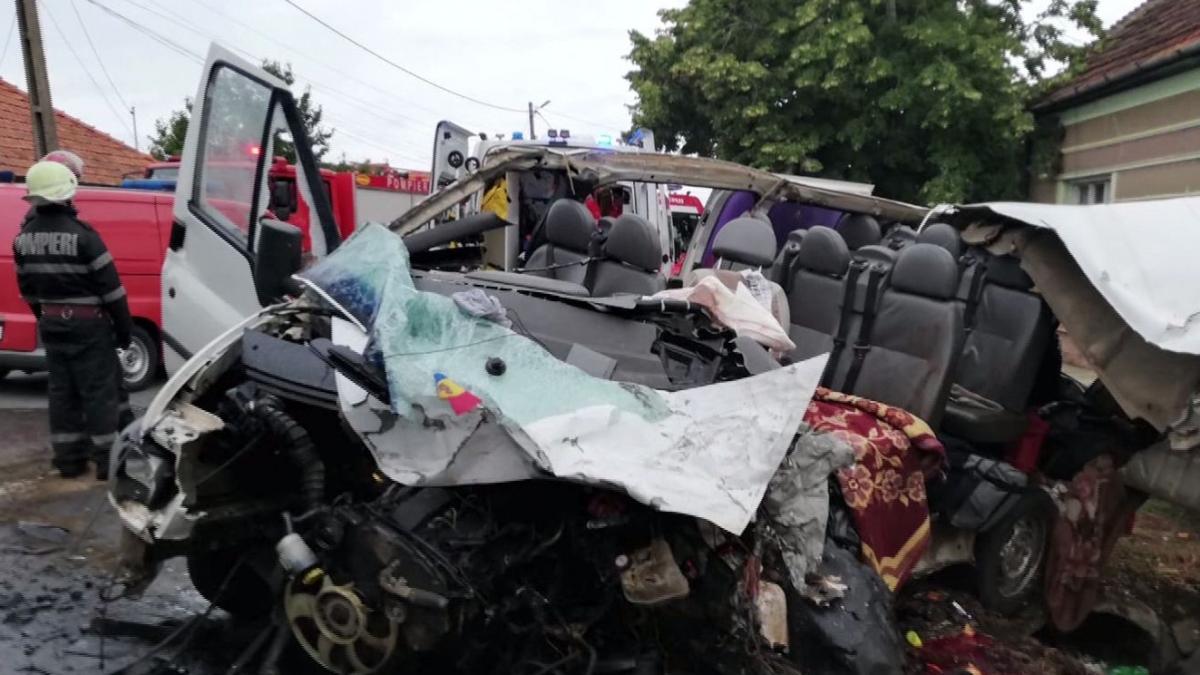 Accident grav în Oradea. Un microbuz s-a izbit puternic cu un TIR: doi morți și șapte răniți