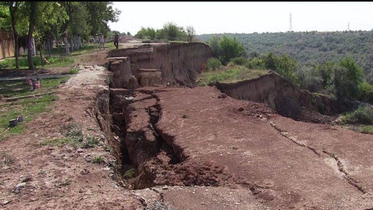 Alertă în judeţul Constanţa! Casele din localitatea Cumpăna sunt la un pas de prăbuşire 