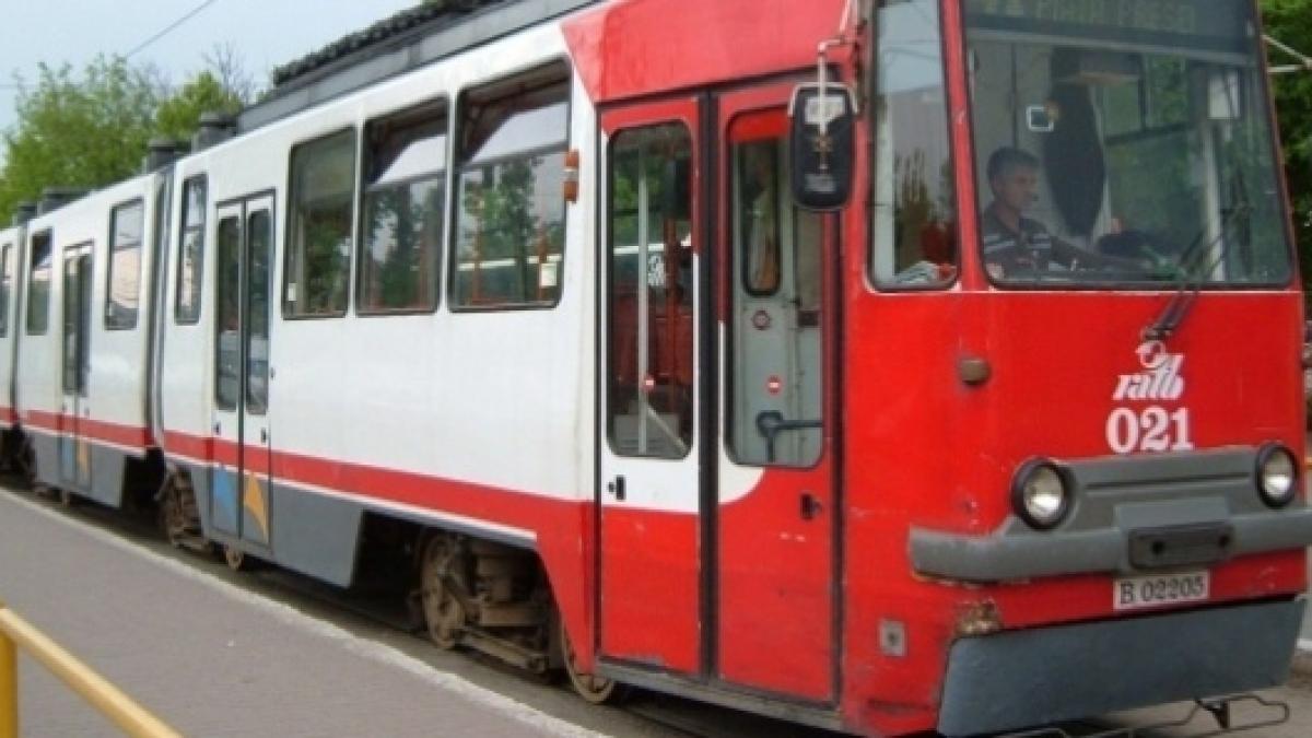 Diana era în tramvaiul 25 când a auzit o fată vorbind la telefon. Când și-a dat seama despre cine e vorba, a încremenit. "Și acum, eu ce mă fac?"