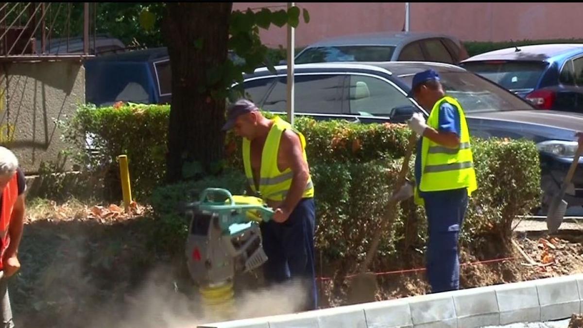 Cum sunt nevoiţi să meargă oamenii pe o stradă din Piteşti - VIDEO