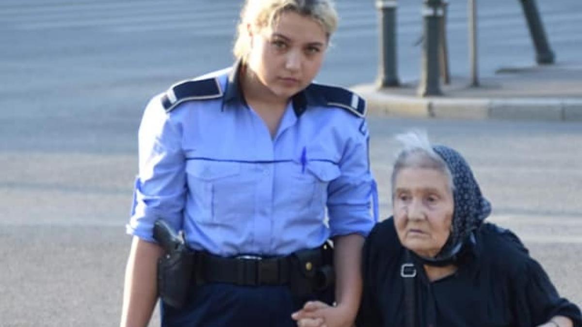 Bătrâna era încărcată cu sacoșe și voia să traverseze strada. O polițistă s-a apropiat de ea. Apoi, ceva incredibil a urmat. „O fotografie cât o sută de cuvinte” (FOTO)