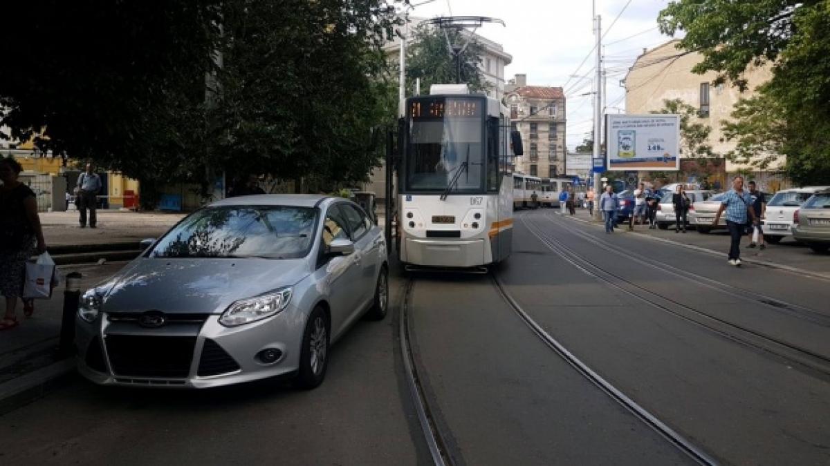 Măsura ridicării mașinilor parcate ilegal în Capitală ar putea fi suspendată. Avocatul Poporului cere Prefectului din București să conteste decizia