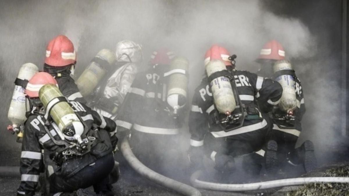 Panică în miez de noapte. Incendiu violent la un hotel din Mamaia. Zeci de persoane, evacuate (VIDEO)