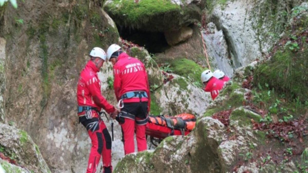 O femeie a fost scoasă de salvamontiști și pompieri, după ce a căzut într-o râpă în Sinaia, la Cota 1400