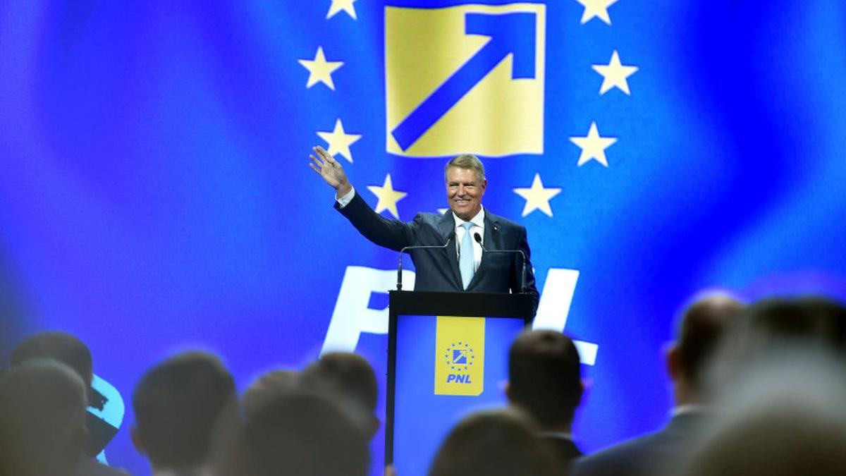 Sume amețitoare! Cât au costat afișele lui Klaus Iohannis pentru campania electorală