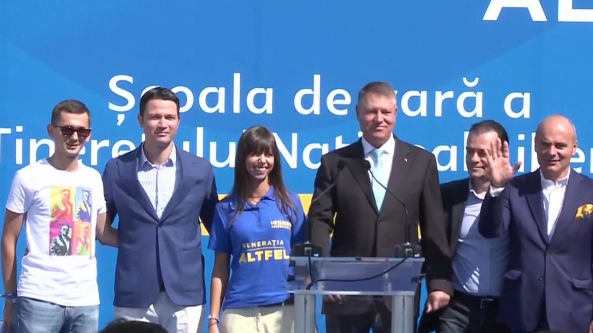 Prezentare halucinantă la PNL: ”Die hard” Orban - ”Cool” Iohannis. Președintele, primit ca o vedetă în mijlocul liberalilor