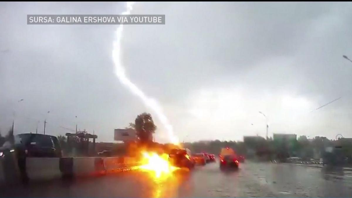 Imagini uluitoare din trafic! O maşină a fost lovită de două fulgere consecutive - VIDEO