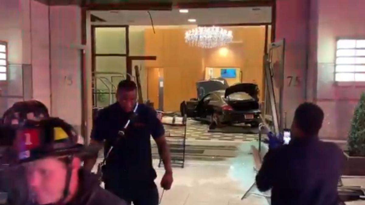 Incident bizar în SUA. Un șofer a intrat cu mașina în Trump Plaza și apoi s-a așezat imediat pe canapea.  Mai mulți oameni au fost răniți  