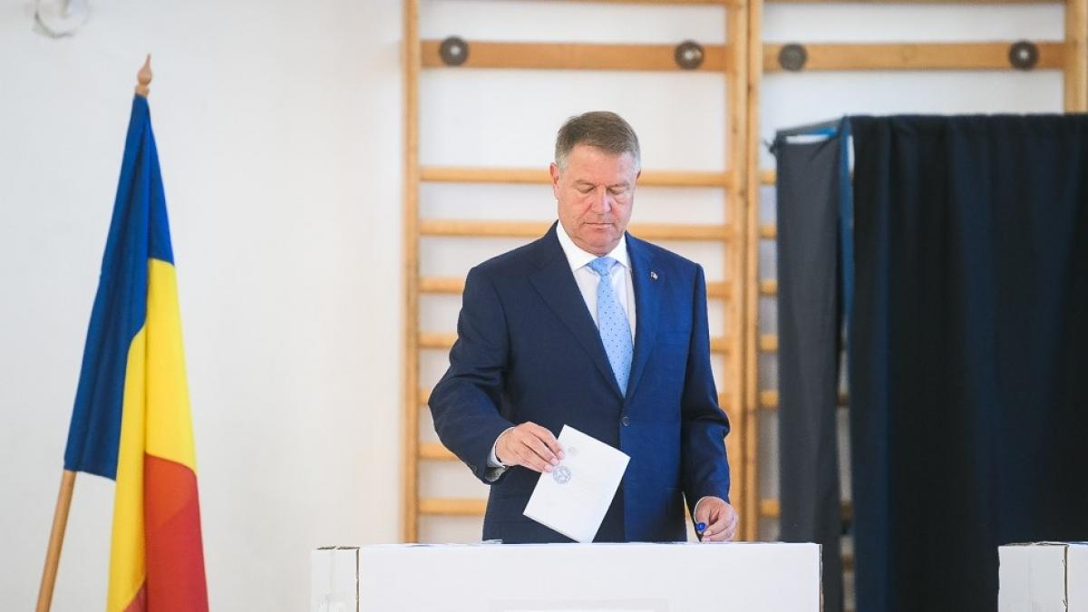 Iohannis intră oficial în cursa pentru Cotroceni. Președintele, declarații la sediul BEC: Sunt un fel de pompier atomic