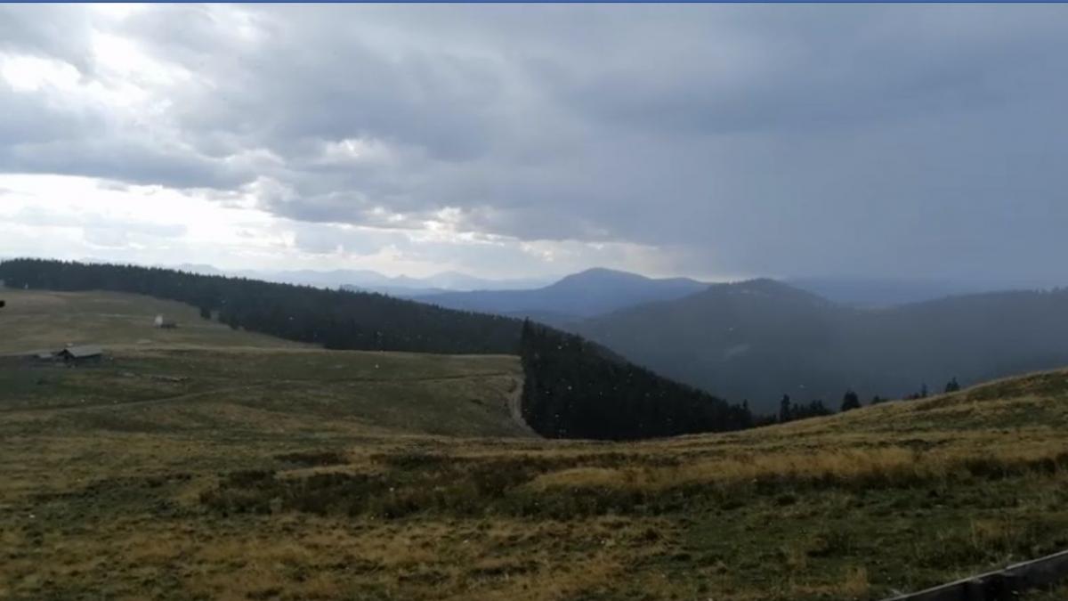 Prima ninsoare din acest sezon din România. Locul unde a nins pentru prima dată în această toamnă- VIDEO