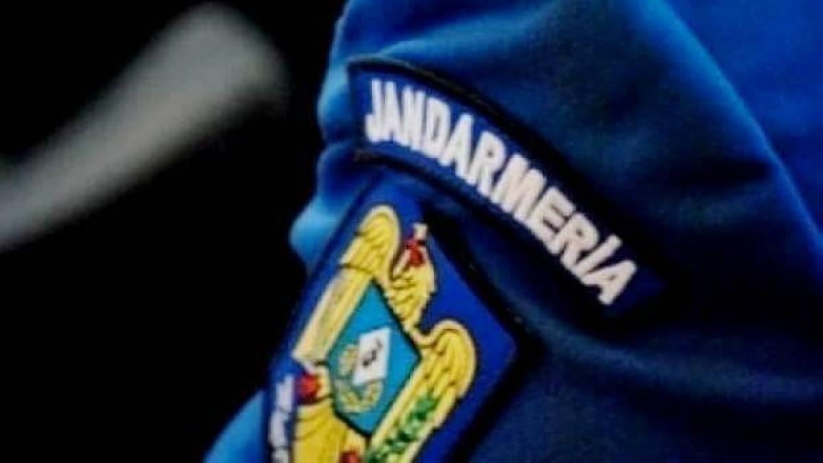 Un echipaj de jandarmerie se afla pe străzile Buzăului când a observat un bagaj voluminos. Când jandarmii s-au apropit, proprietarii au fugit. Ce au descoperit aceștia