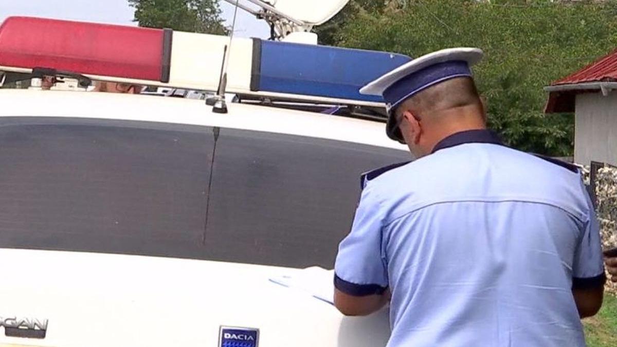 O femeie din Vrancea a sunat poliţia să-i convingă fiica să nu plece în club. Ce a urmat