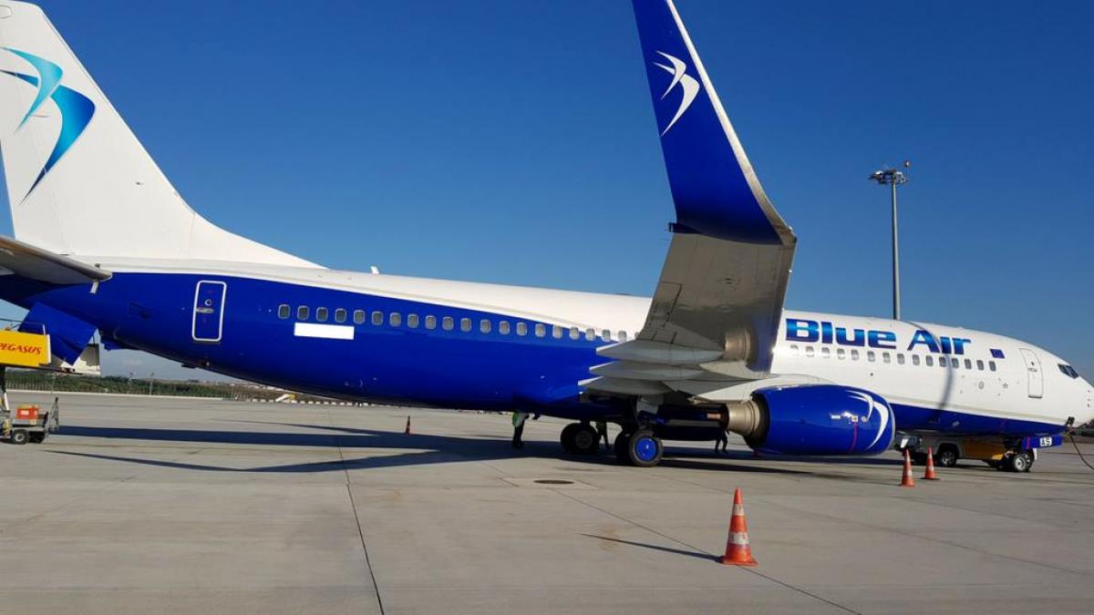 Aterizare de urgență a unui avion Blue Air de pe ruta București – Stuttgart, după ce o stewardesă a fost bătută de un pasager