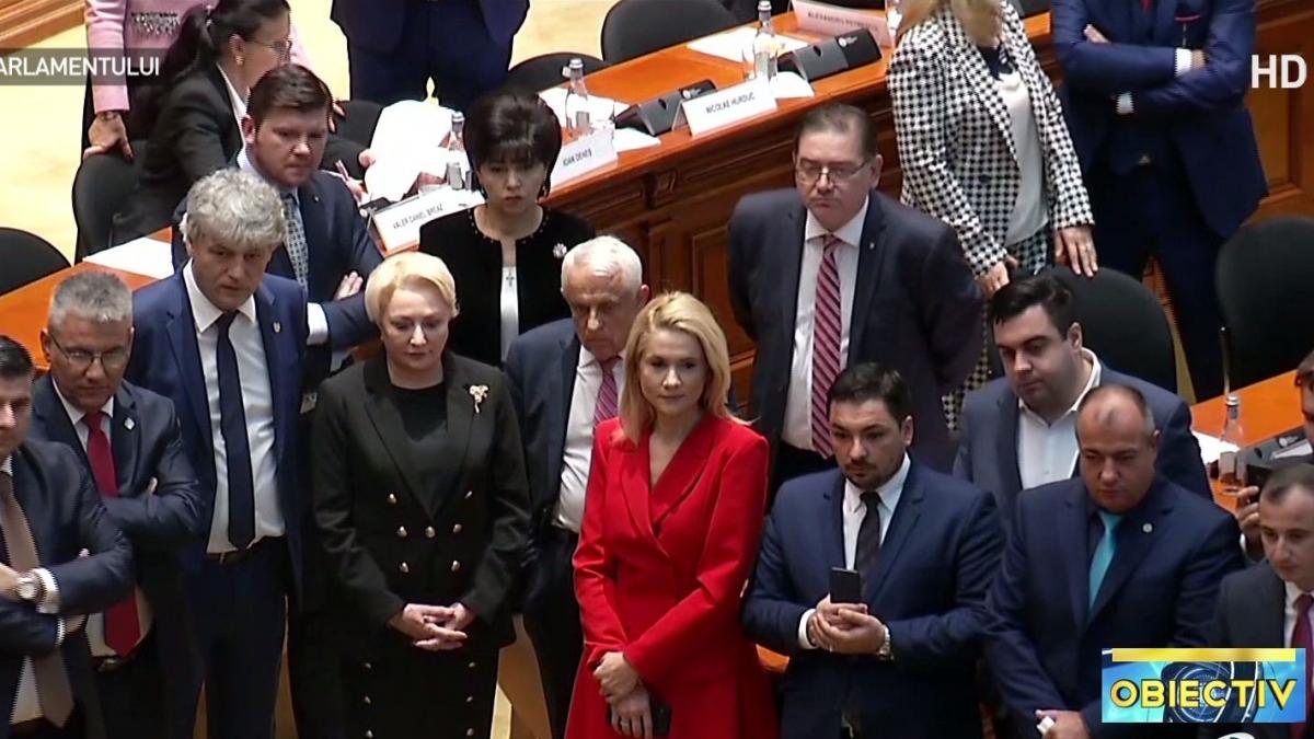 Viorica Dăncilă așteaptă în picioare rezultatul votului la moțiunea de cenzură