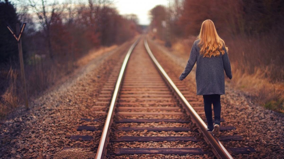 O femeie s-a aruncat în fața unui tren la Poiana Câmpina. A murit pe loc!