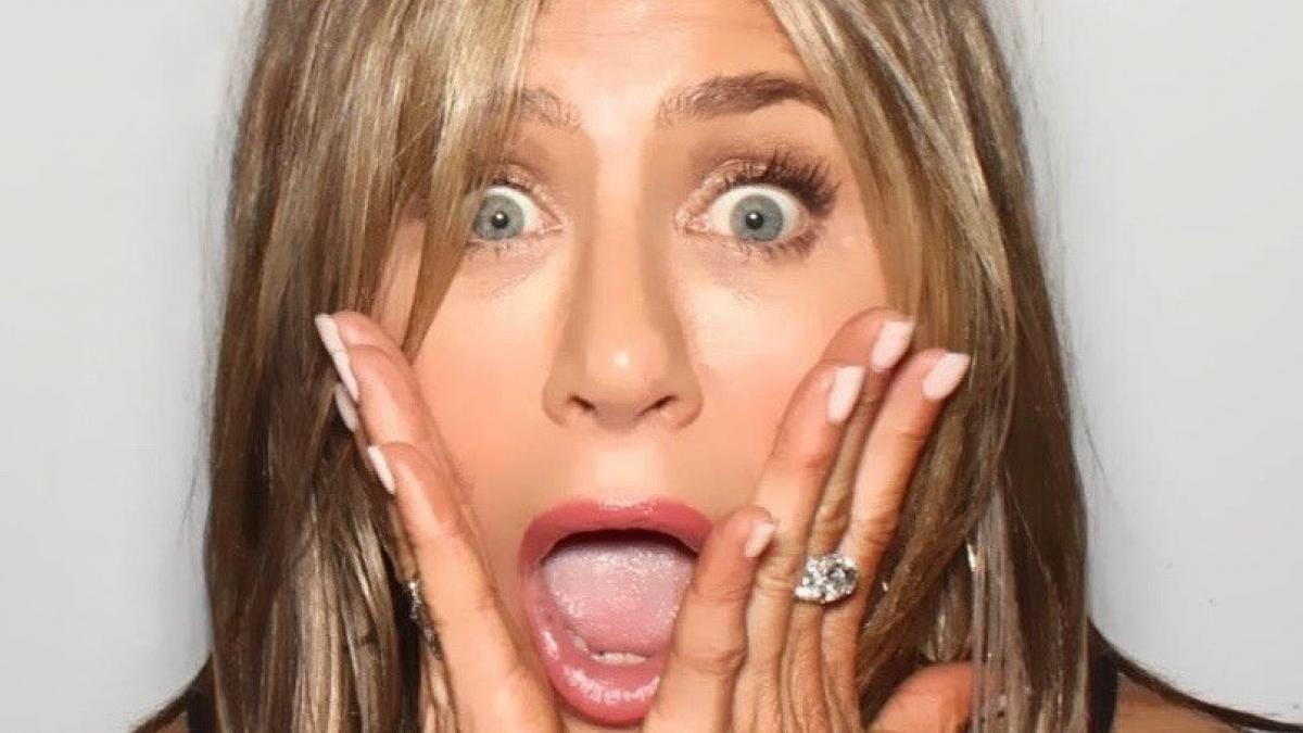 Jennifer Aniston a blocat aplicaţia Instagram. A postat un selfie alături de actorii din „Friends”