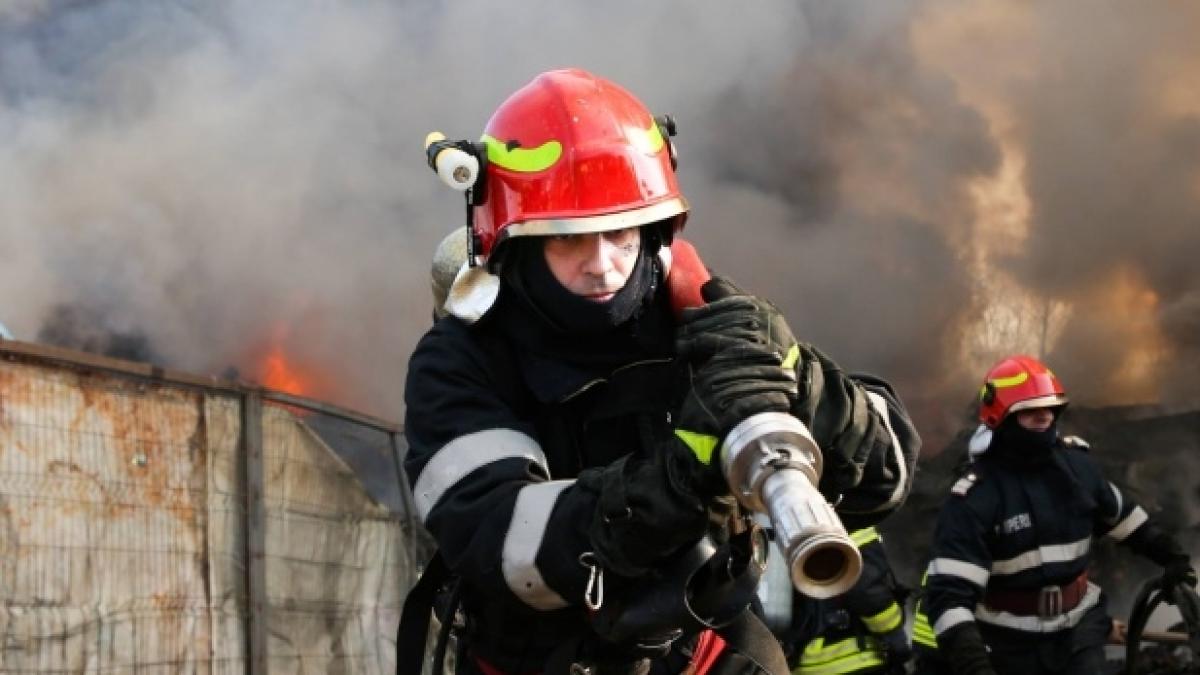 Panică la o şcoală din Cluj. Toţi elevii au fost evacuaţi după ce centrala termică a luat foc