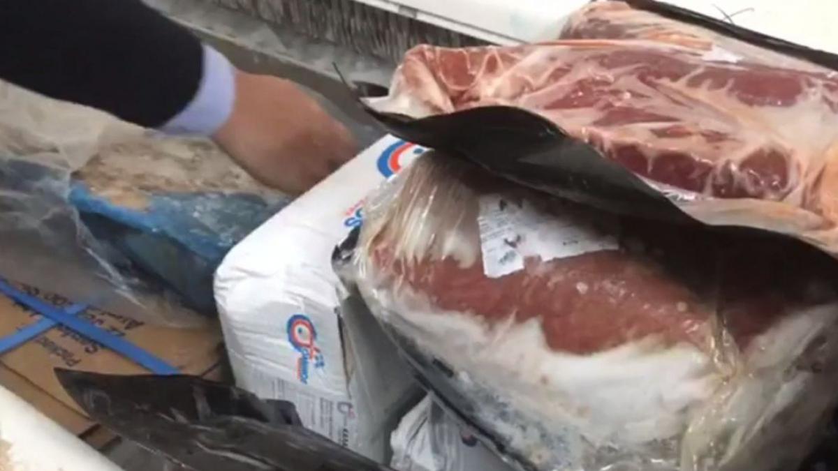 Alimente expirate, ținute în mizerie într-o cunoscută piață din Capitală. Carne cu rugină, pericol uriaș pentru oameni