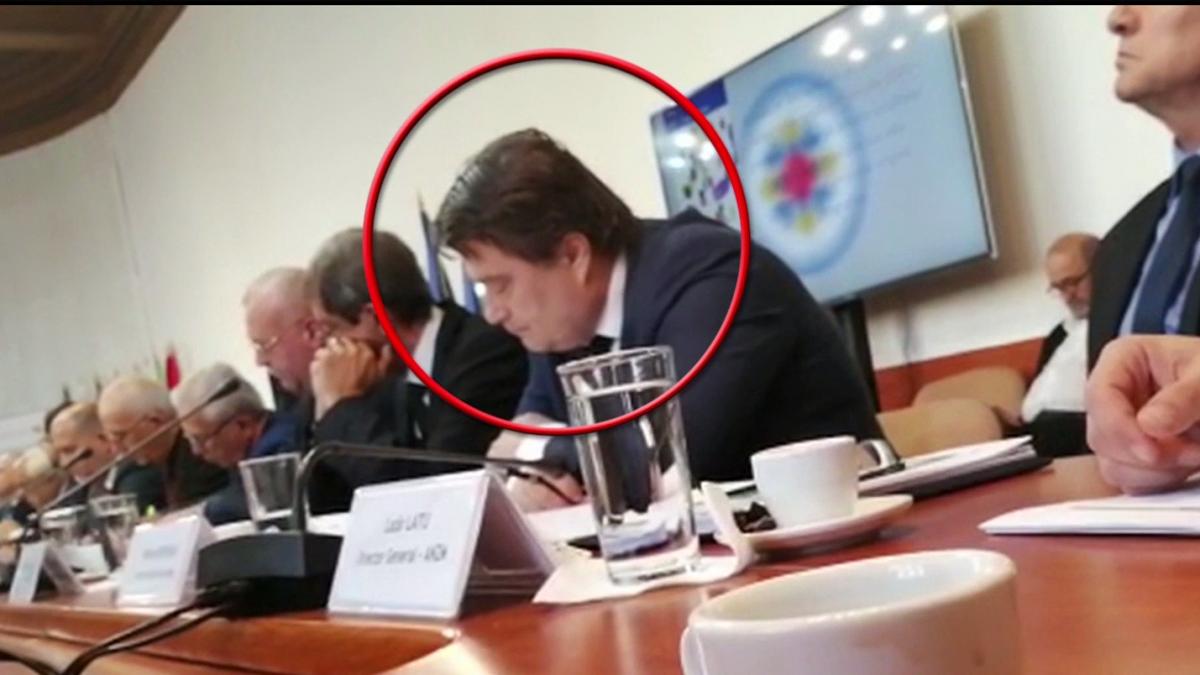 Sforăituri la bilanțul lui Petre Daea. Unul dintre directorii din ministerul Agriculturii a ațipit - VIDEO