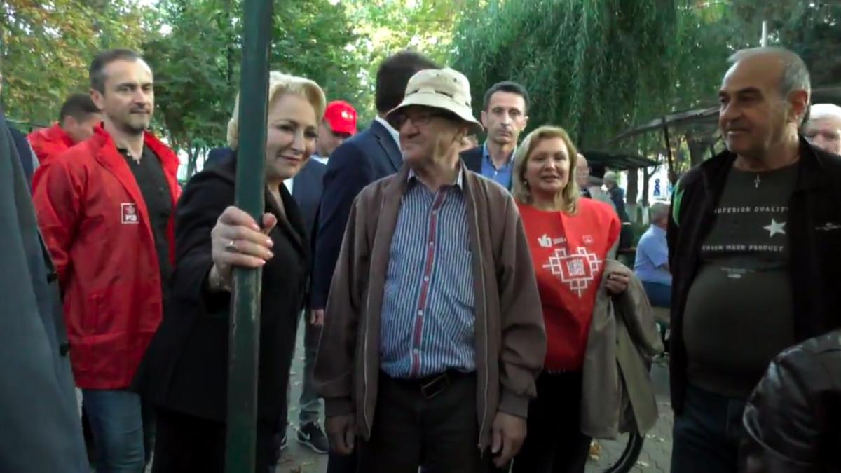 Viorica Dăncilă era în vizită electorală miercuri, în Ialomița, când a trecut pe lângă un grup de bâtrâni. Când oamenii au auzit ce a putut să spună un pensionar, au rămas mască: ”Haide, hai”