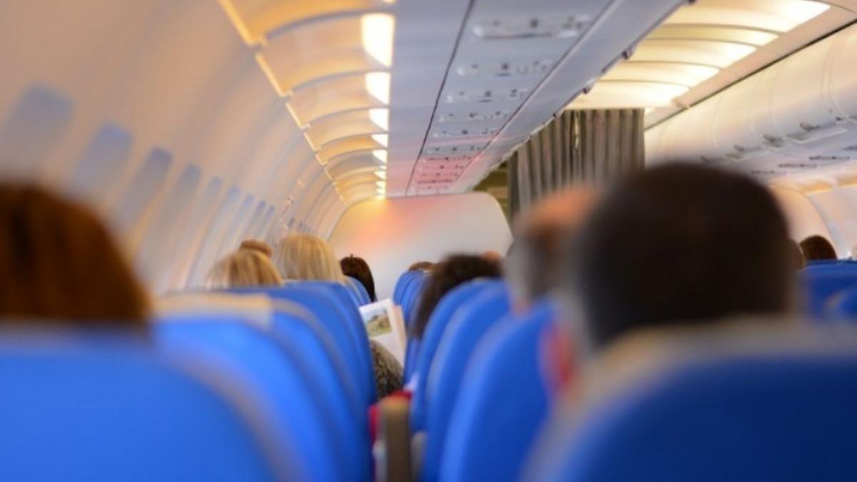 Un bărbat beat a vrut să deschidă ușa unui avion în timpul zborului. Ce i-au făcut pasagerii